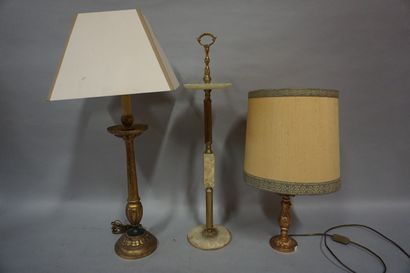 null 
Lampe en métal doré, lampe en bois doré et cendrier sur pied (73 cm - acc....
