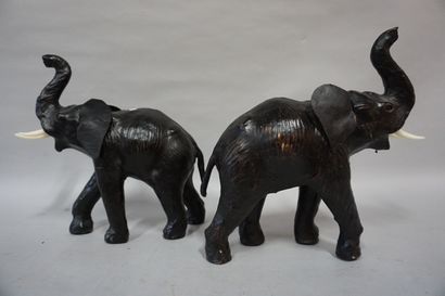 null Deux éléphants en cuir. 31x31x12 cm