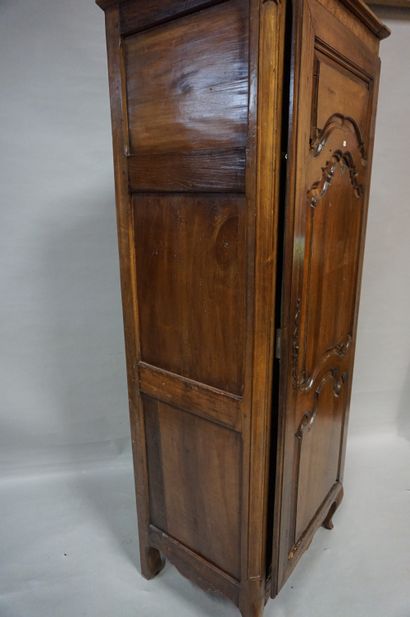 BONNETIÈRE Bonnetière à une porte en bois naturel mouluré. 186x74x53 cm