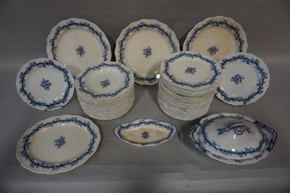 null English earthenware dinner service at Le Bon Marché. 54 pieces (cracks).