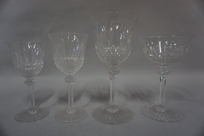 SAINT LOUIS 
Service de verres en cristal taillé. 29 pièces (égrenures carafe, verres)...