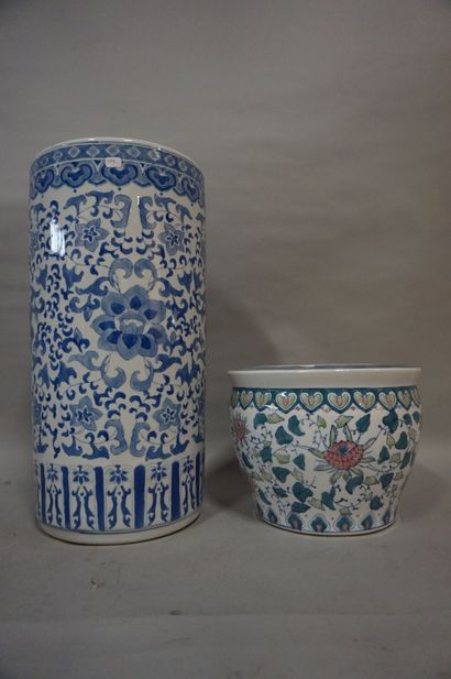null Chinese porcelain planter and umbrella stand (47x24) (missing).