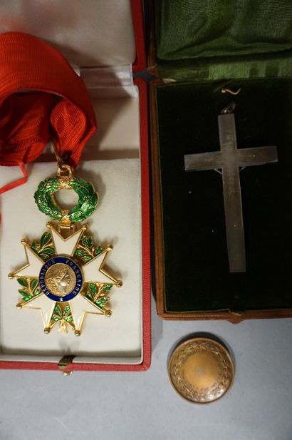 null Médaille de la Légion d'honneur, crucifix en nacre et métal et médaille en bronze...