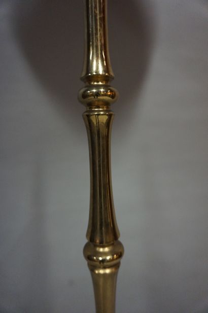 lampadaire Lampadaire tripode en métal doré. 137 clm