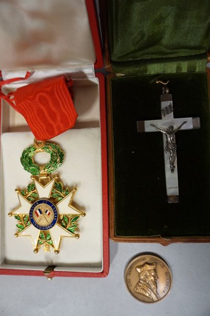 null Médaille de la Légion d'honneur, crucifix en nacre et métal et médaille en bronze...