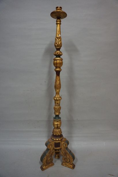 Porte-torchère Porte-torchère tripode en bois doré et polychrome. 135 cm