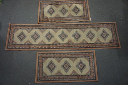 TAPIS Trois tapis à fonds beiges. 75x300 cm et 75x150 cm