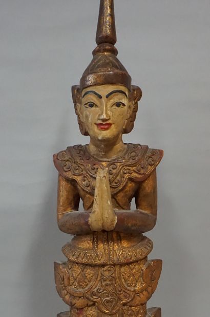 Statue Statue indonésienne d'homme aux mains jointes en bois polychrome. 86 cm