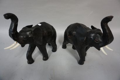 null Deux éléphants en cuir. 31x31x12 cm