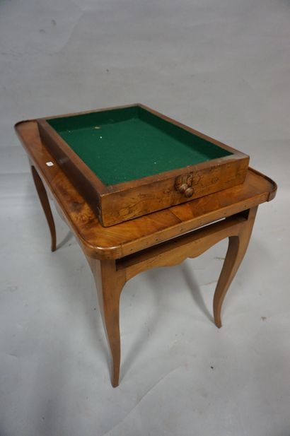 TABLE BASSE Table basse en bois naturel à un tiroir latéral de style Louis XV. 49x67x40...