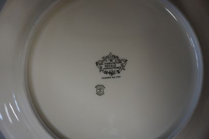 null 
Service de table et service à thé en porcelaine de Limoges crème. 72 pièce...