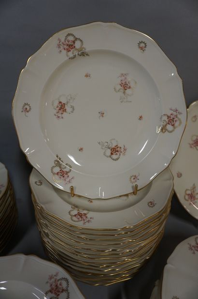 null 
Table service and tea service in cream Limoges porcelain. 72 pieces.
