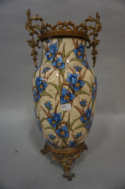 Vase Vase en faïence à décor de fleurs bleues, monture en métal doré (fêles). 34...