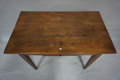 Table Table en bois naturel à un tiroir. XIXe. 71x100x58 cm