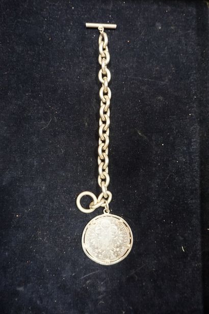 null Médaille montée en bracelet. (Profil: M.THERESIA.D.G R.IMP.HU.BO.REG et blason:...