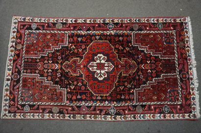 TAPIS Black and burgundy carpet. 130x230 cm
