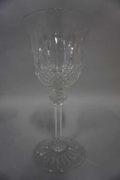 SAINT LOUIS 
Service de verres en cristal taillé. 29 pièces (égrenures carafe, verres)...