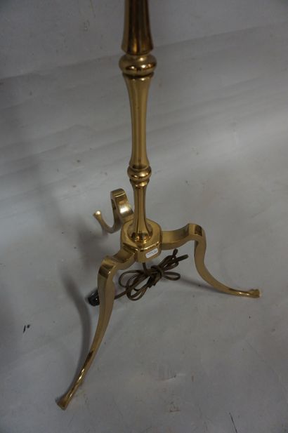 lampadaire Lampadaire tripode en métal doré. 137 clm