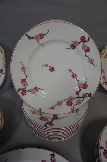 null Service de table en porcelaine de Limoges Bernardaud à décor floral rose sur...