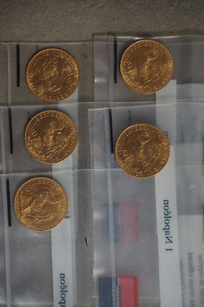 null Cinq pièces de vingt francs français en or (en sachets scellés unitaires de...
