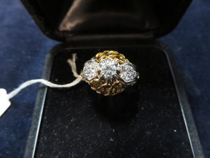 * Bague Bague dôme en or jaune et platine sertie d'un diamant taille brillant et...