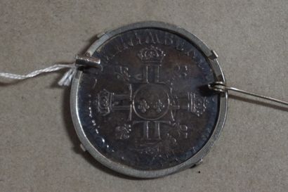 null Broche en métal argenté ornée d'une pièce à l'effigie de Louis XIV en argent...