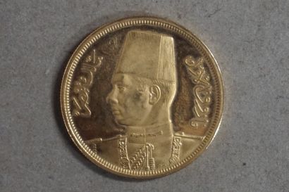 null Une pièce égyptienne en or (42,3grs)