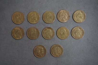 null Douze pièces de dix francs dont dix françaises et deux étrangères en or (Poids...