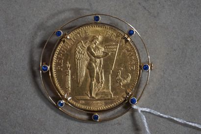 null Pièce de cent francs français en or de 1909, montée en broche sertie de huit...