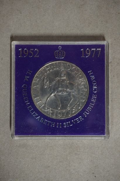 null Pièce - médaille commémorative en argent du jubilé d'argent de la Reine Elizabeth...