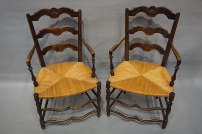 null Deux fauteuils et deux chaises en bois naturel paillés.
