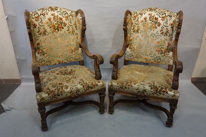 * Paire de larges fauteuils à oreilles en bois mouluré de style Louis XIV. 118x72x80...