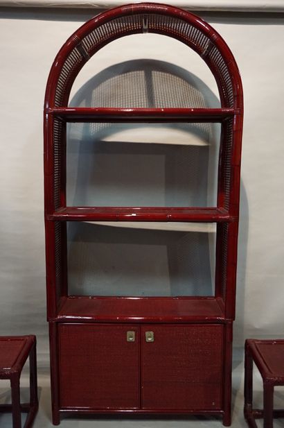 null Bibliothèque et deux tables basses en osier laqué rouge. 200x92x33 cm