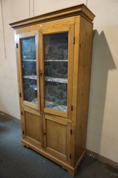 null Armoire vitrée en pin à quatre portes dont deux vitrées. 195x111x44 cm