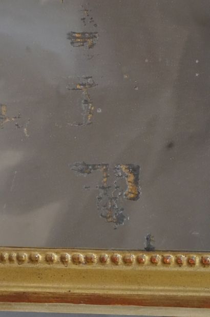 null Glace à fronton à cadre en bois sculpté et doré, de style Louis XVI. 76,5x42...