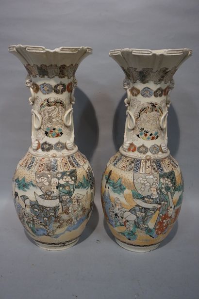 null Paire de vases en porcelaine asiatique crème à décor de personnages (fêles)....