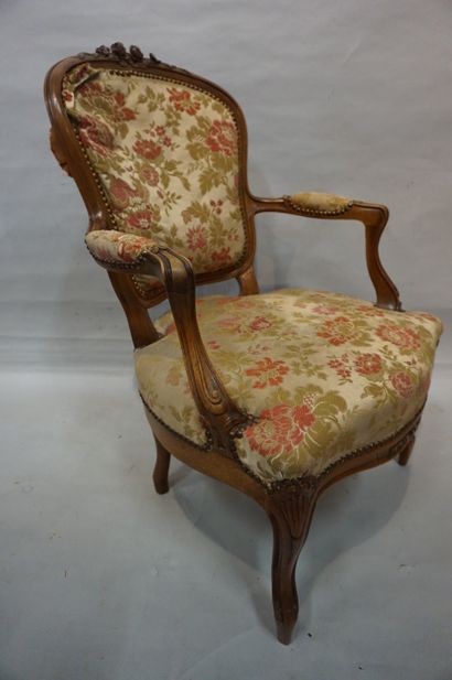 null Deux fauteuils et deux chaises en bois naturel de style Louis XV.