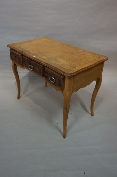 null Bureau plat.en bois naturel à trois tiroirs de style Louis XV. 75x99x60 cm