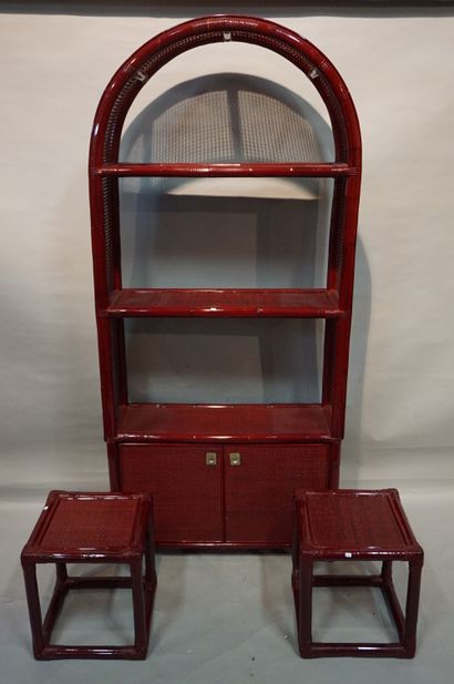 null Bibliothèque et deux tables basses en osier laqué rouge. 200x92x33 cm