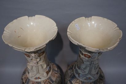 null Paire de vases en porcelaine asiatique crème à décor de personnages (fêles)....