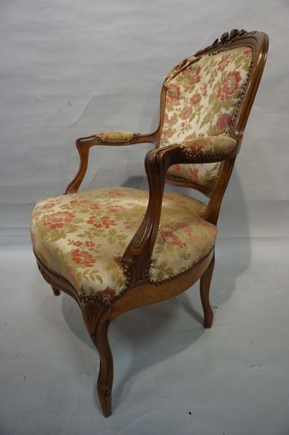 null Deux fauteuils et deux chaises en bois naturel de style Louis XV.
