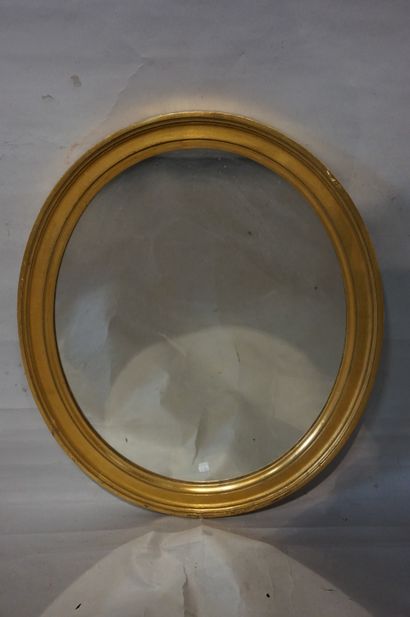 null Glace ovale à cadre en bois doré. 69x58 cm