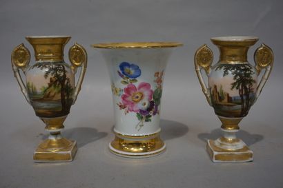 null Paire de petits vases en porcelaine Vieux Paris (15 cm - accidents) et vase...