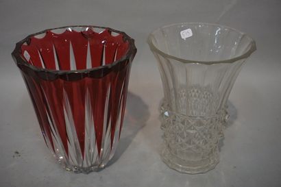 null Deux vases en cristal (éclats). 20 cm et 21 cm