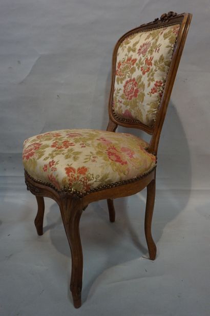 null Deux fauteuils et deux chaises en bois naturel de style Louis XV.