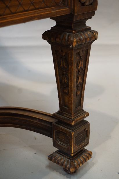 * Paire de larges fauteuils à oreilles en bois mouluré de style Louis XIV. 118x72x80...