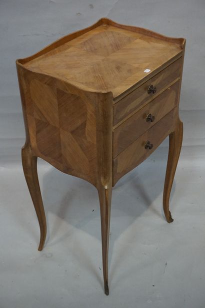* Table de chevet à trois tiroirs en bois de placage de style Louis XV.
