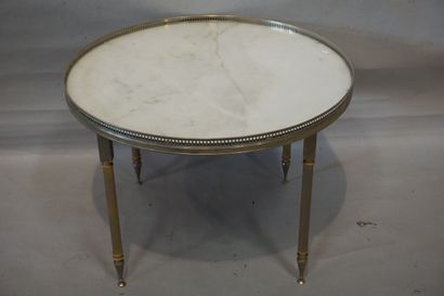 null Table basse ronde en métal et dessus de marbre blanc. 47x65,5 cm