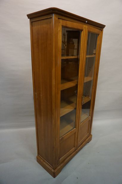 null Bibliothèque vitrée à deux portes en bois naturel. 160x85x32 cm