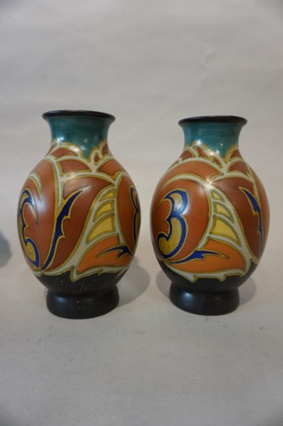 null Trois vases (21 cm) et une coupe (26 cm) en faïence polychrome hollandaise de...